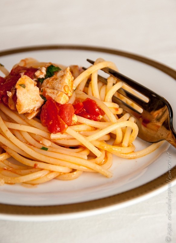 Spaghetti con pesce spada e pomodori confit